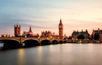 Blick auf die Skyline von London bei Sonnenuntergang
