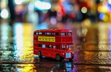 Ein Autospielzeug aus dem Spielzeugladen Hamleys in der Regent Street