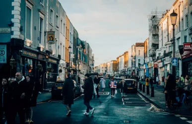 Londoner Straßenläden mit Besuchern