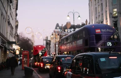 Belebten Londoner Straße mit Käufern